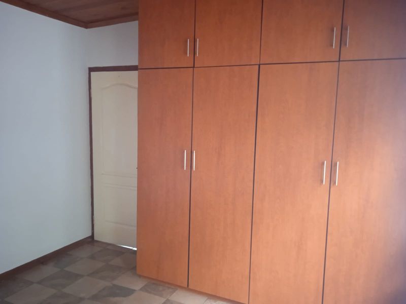 Two Bedroom Flat to Let in Top Town - Photo 8