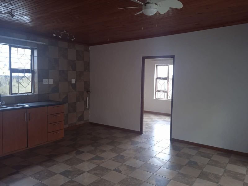 Two Bedroom Flat to Let in Top Town - Photo 6