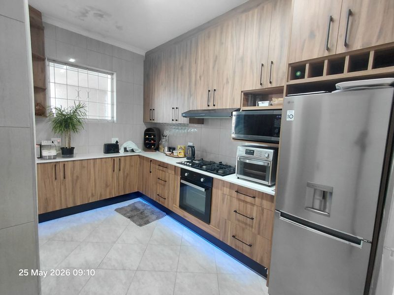 Modern 3 Bedroom Apartment with Sea Views in Molsonder, Summerstrand - Photo 8