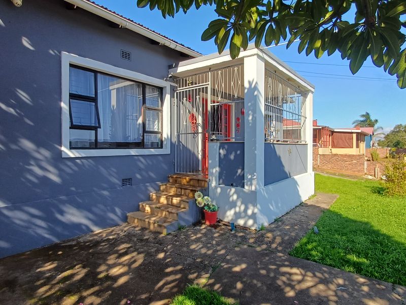 Van Riebeeck Hooge Family Home For Sale. - Photo 3