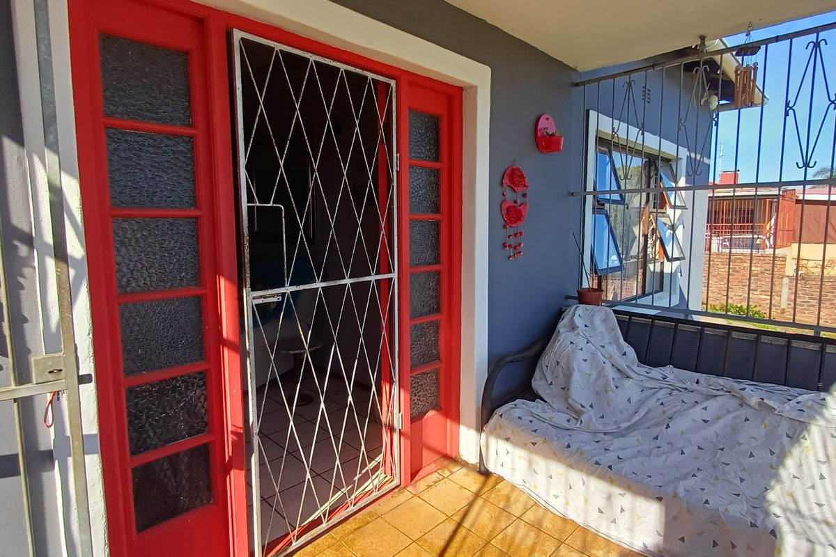 Van Riebeeck Hooge Family Home For Sale. - Photo 5