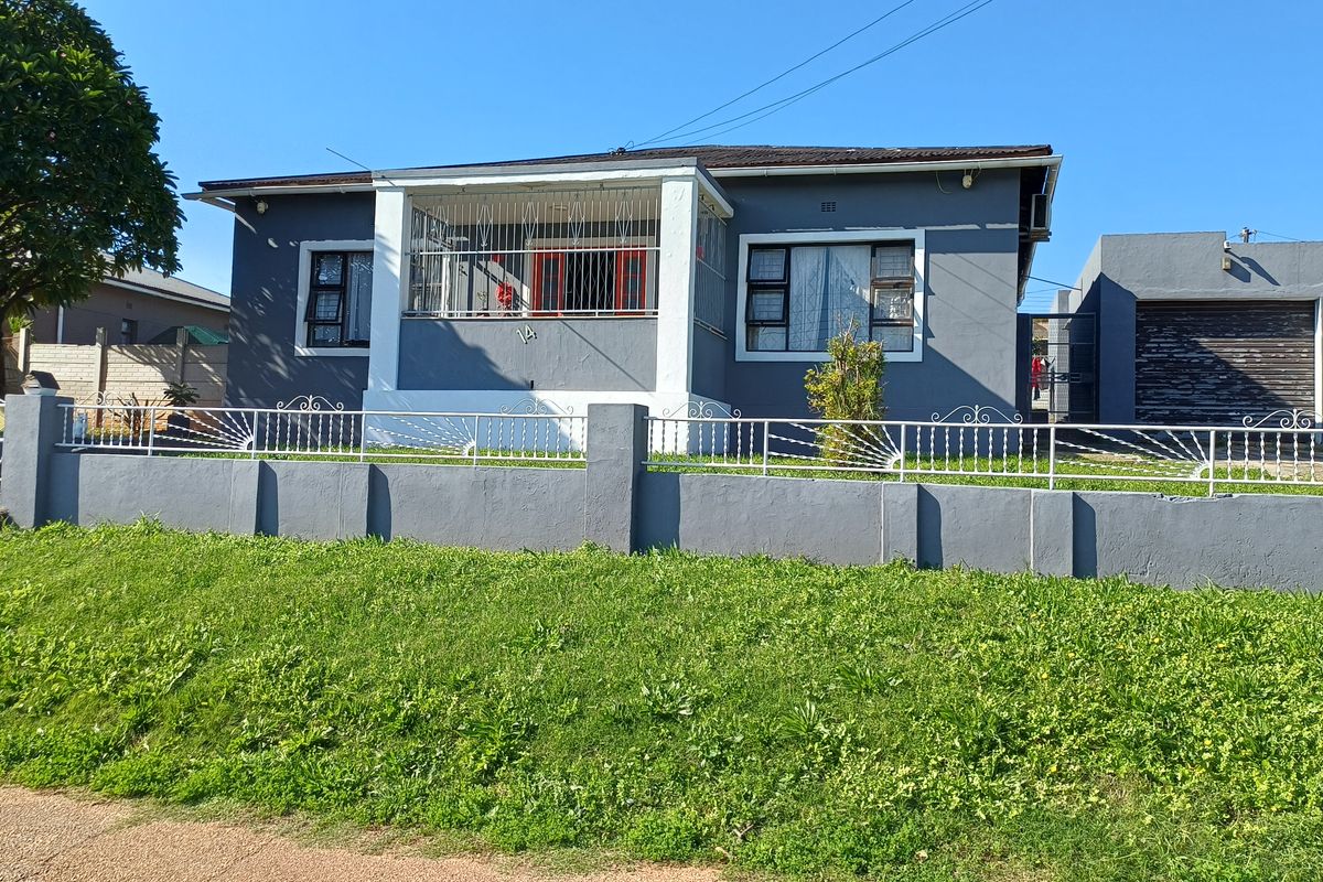 Van Riebeeck Hooge Family Home For Sale. - Photo 2