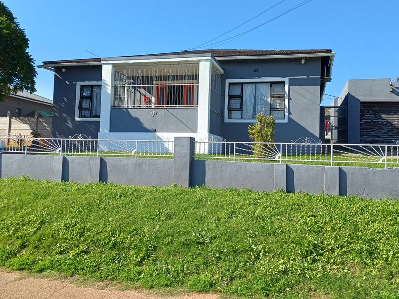 Van Riebeeck Hooge Family Home For Sale. - Photo 2