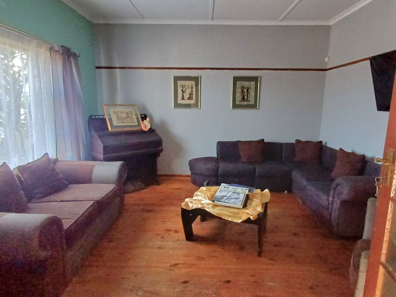 Van Riebeeck Hooge Family Home For Sale. - Photo 9
