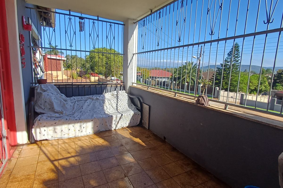 Van Riebeeck Hooge Family Home For Sale. - Photo 4