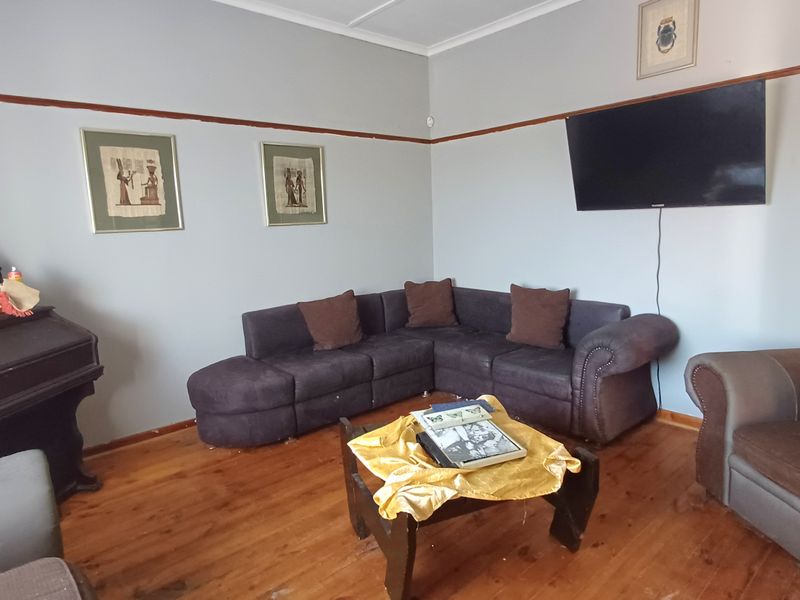 Van Riebeeck Hooge Family Home For Sale. - Photo 8