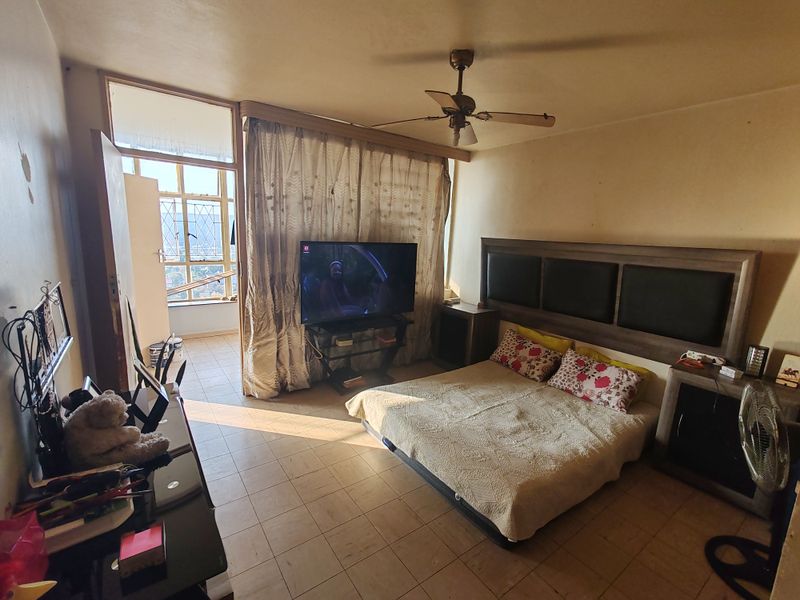 1.5 Bedroom Apartment For Sale – Great Potential - Photo 3