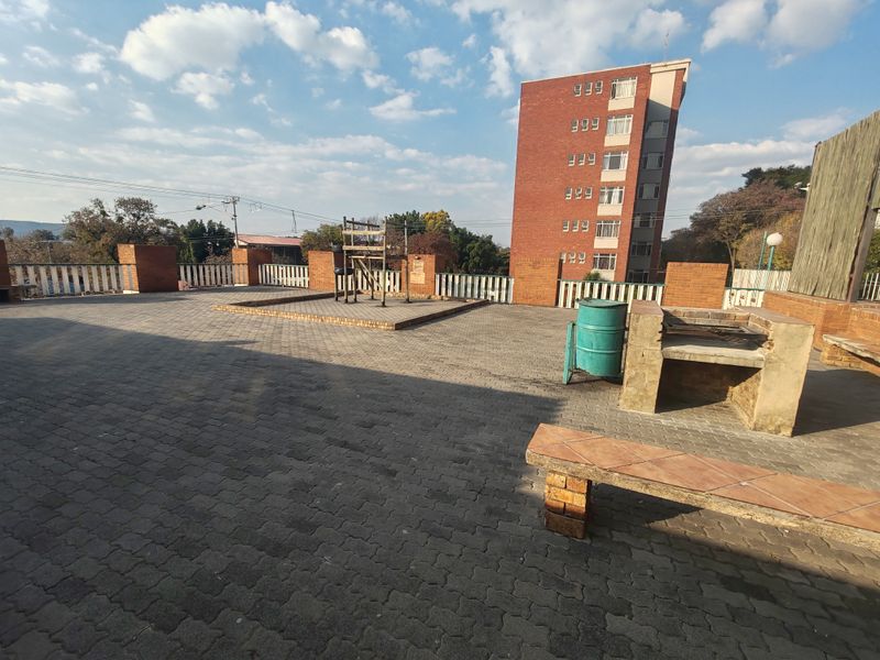 1.5 Bedroom Apartment For Sale – Great Potential - Photo 10