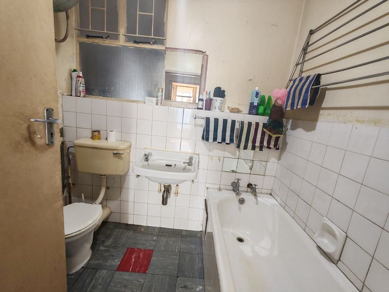 1.5 Bedroom Apartment For Sale – Great Potential - Photo 8