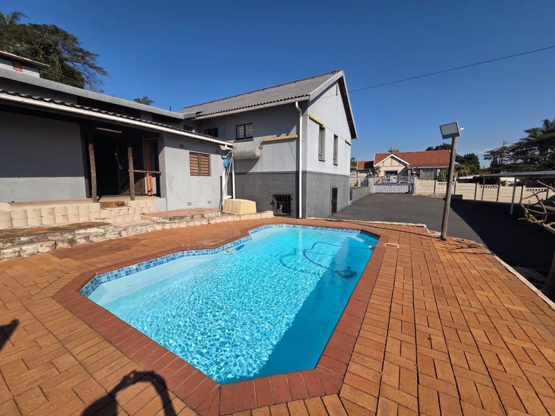 Modern Stunning Home – So Much to Offer! - Photo 3