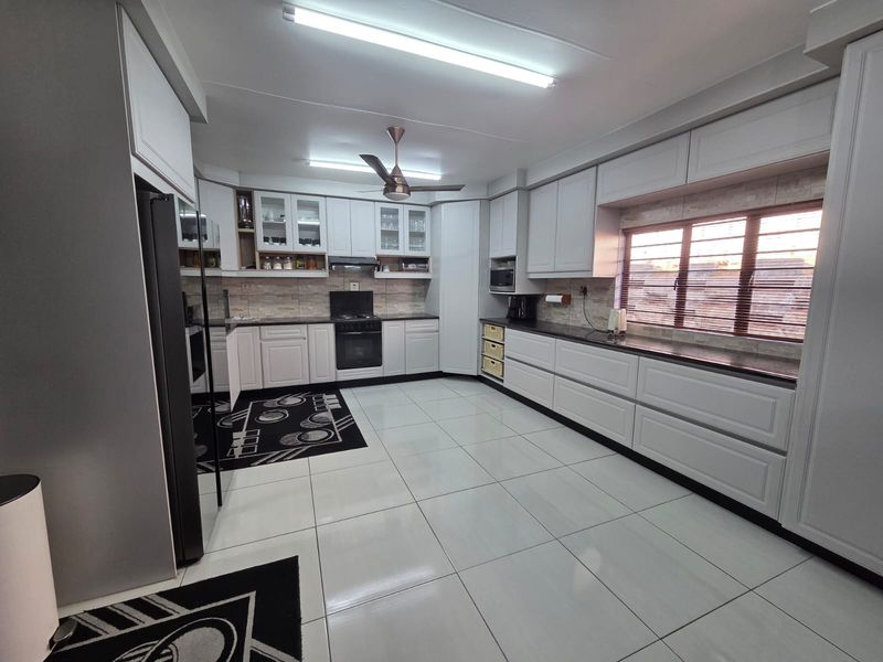 Modern Stunning Home – So Much to Offer! - Photo 10