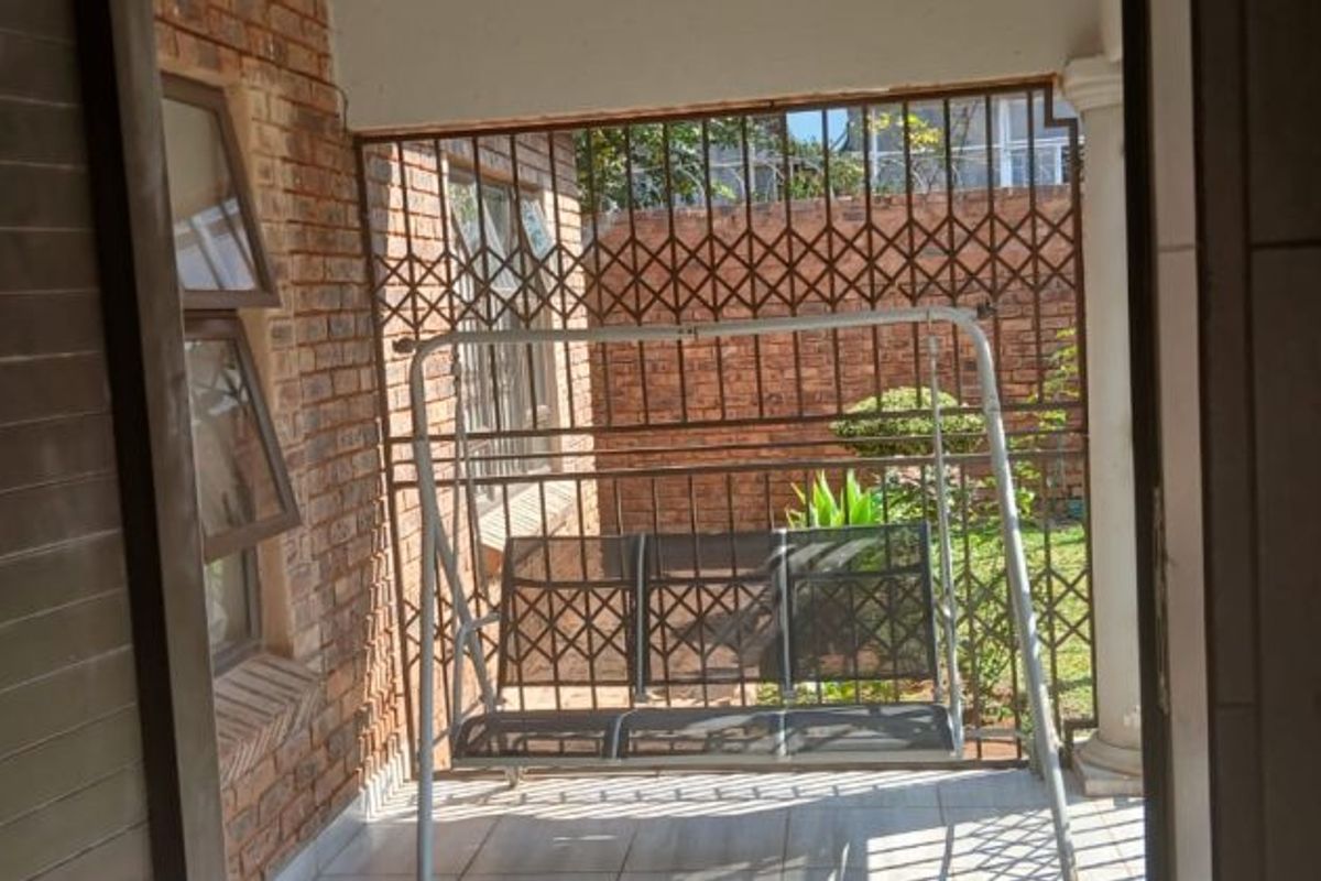 Beautiful 3 Bedroom Stand-Alone Home for Sale in Mountain View - Photo 2