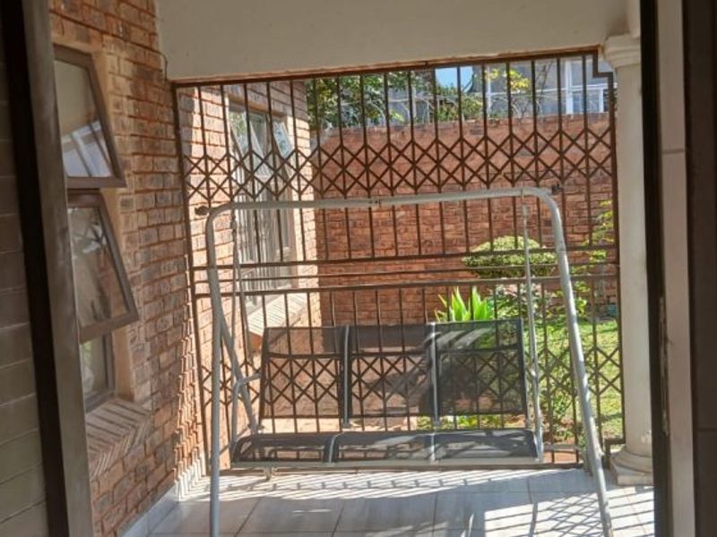 Beautiful 3 Bedroom Stand-Alone Home for Sale in Mountain View - Photo 2