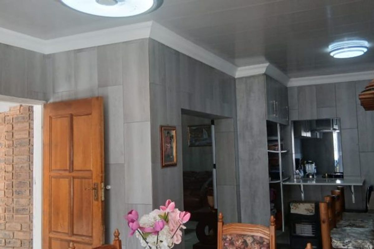 Beautiful 3 Bedroom Stand-Alone Home for Sale in Mountain View - Photo 3