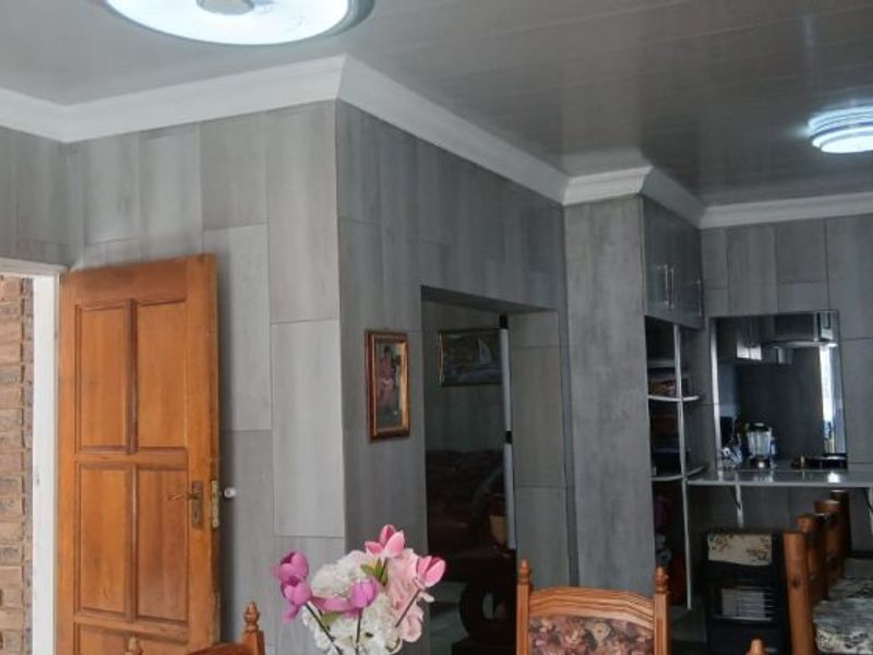 Beautiful 3 Bedroom Stand-Alone Home for Sale in Mountain View - Photo 3