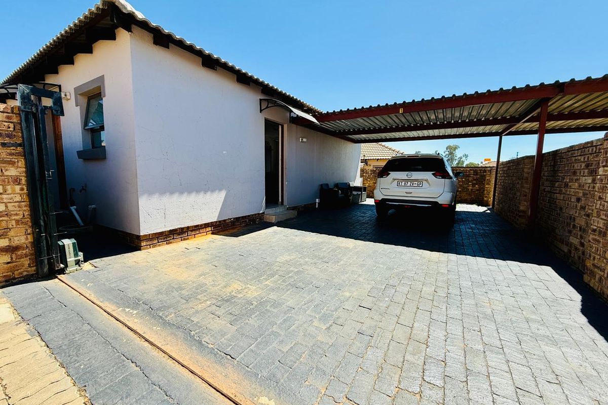 Comfortable and Secure Townhouse Living in Princeton Park - Photo 2