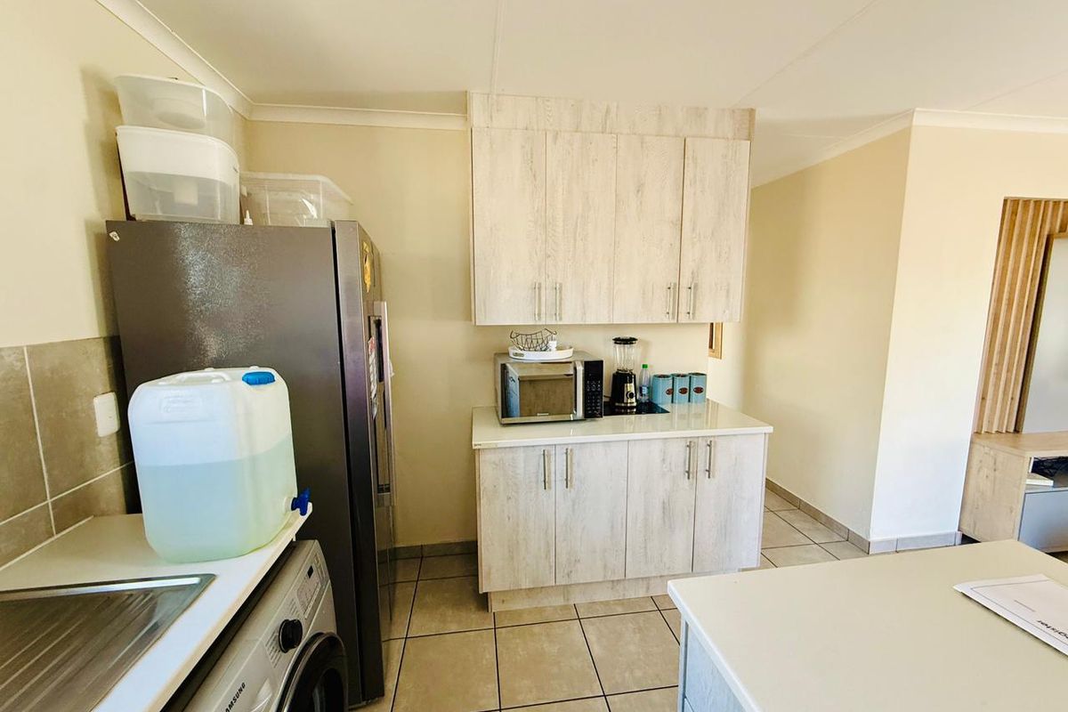 Comfortable and Secure Townhouse Living in Princeton Park - Photo 4