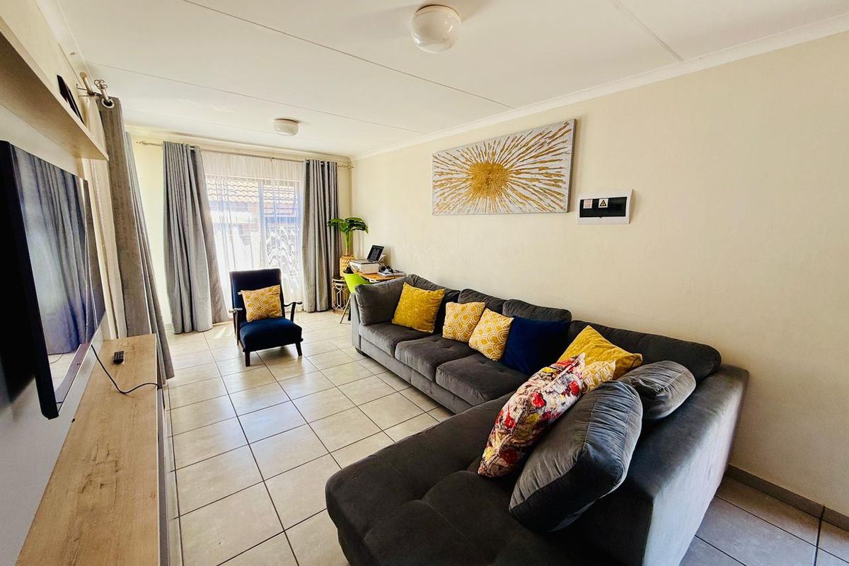 Comfortable and Secure Townhouse Living in Princeton Park - Photo 5