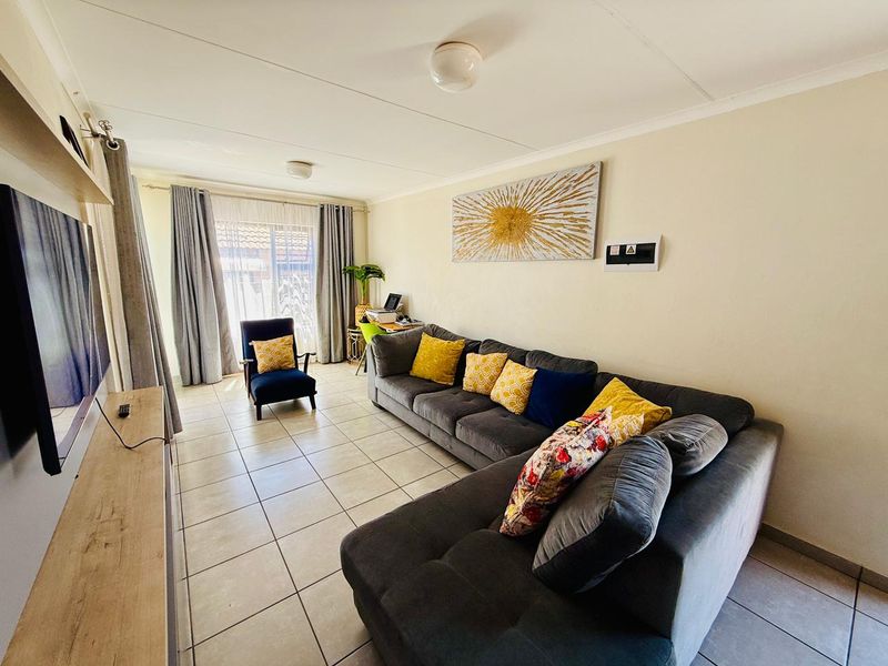 Comfortable and Secure Townhouse Living in Princeton Park - Photo 5