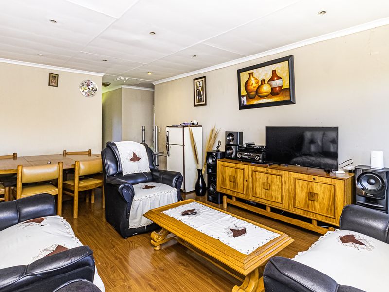 Modern 2 Bedroom Apartment – Ready for Immediate Occupation! - Photo 3