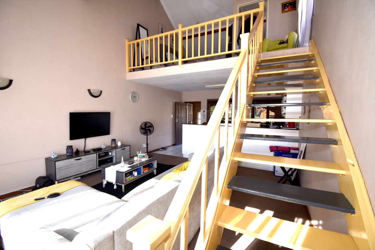 Loft Style Apartment in Secure Complex - Photo 4