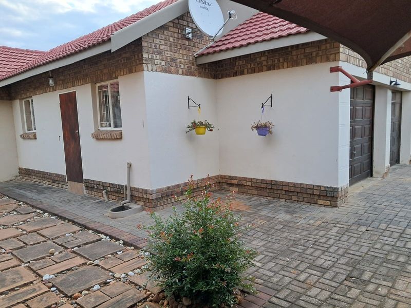 Exclusive Sole Mandate – Secure Estate Living at Its Best! - Photo 1