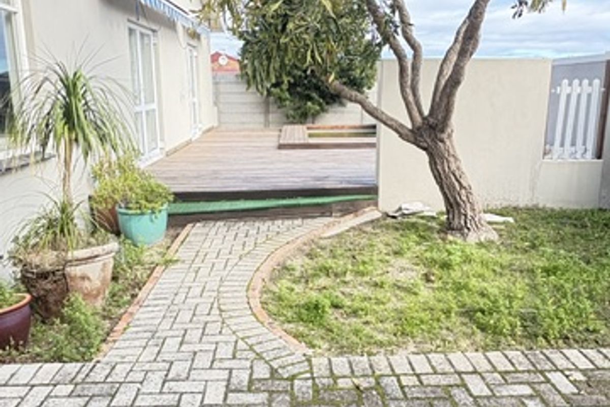 Beautiful Family Home with Mountain Views & Endless Possibilities in the heart of Hermanus  Sandbaai - Photo 4