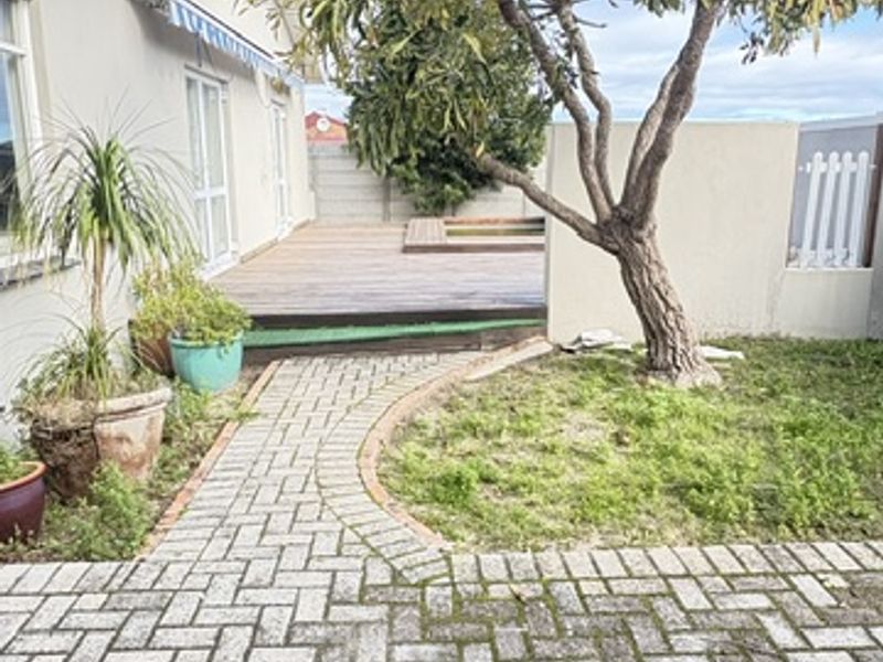 Beautiful Family Home with Mountain Views & Endless Possibilities in the heart of Hermanus  Sandbaai - Photo 4