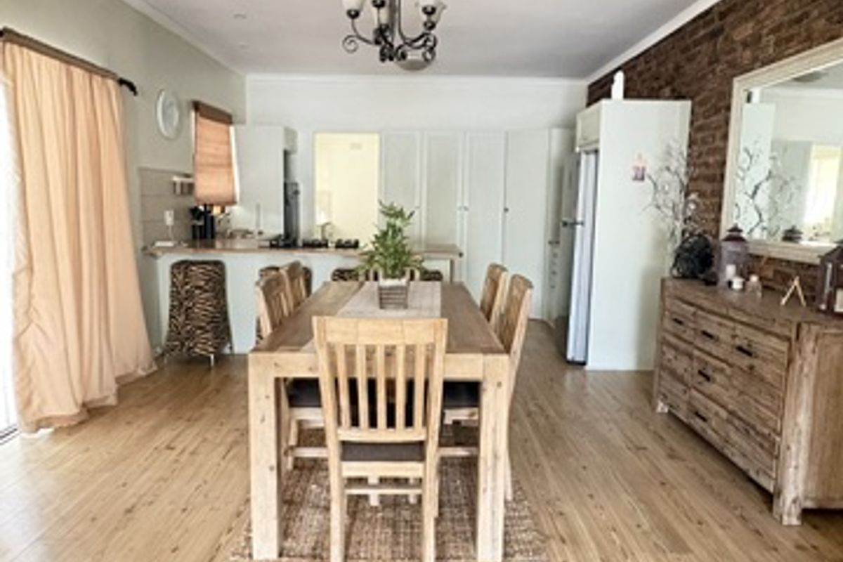Beautiful Family Home with Mountain Views & Endless Possibilities in the heart of Hermanus  Sandbaai - Photo 2
