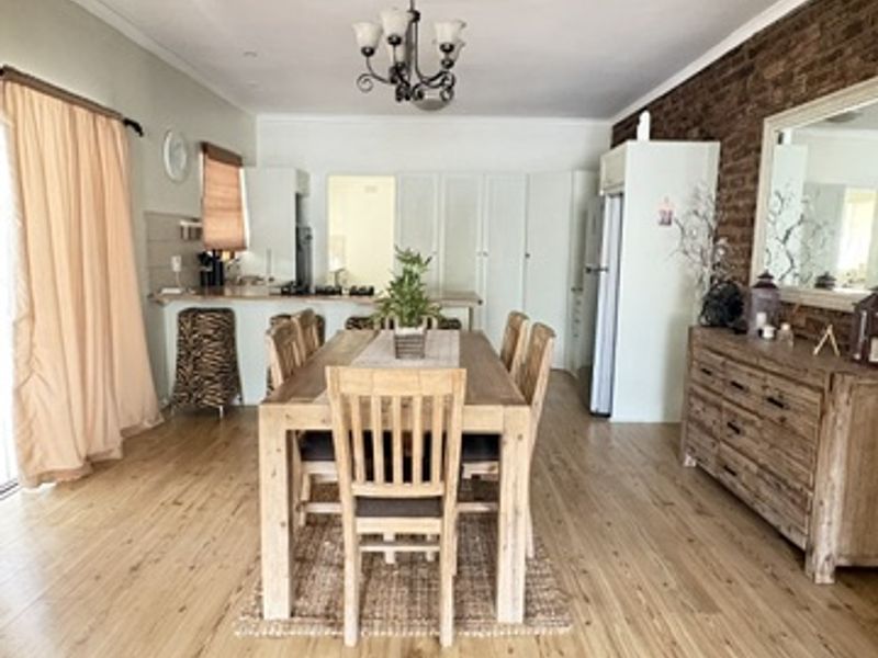 Beautiful Family Home with Mountain Views & Endless Possibilities in the heart of Hermanus  Sandbaai - Photo 2