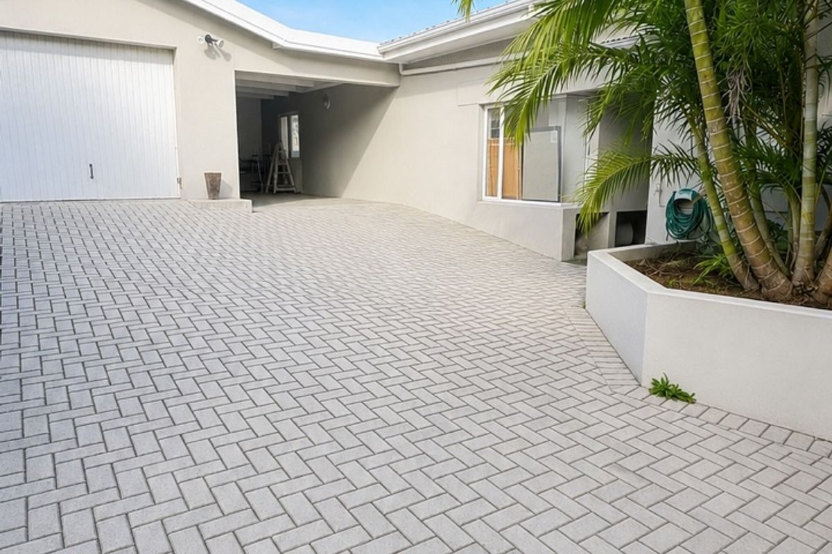 Beautiful Family Home with Mountain Views & Endless Possibilities in the heart of Hermanus  Sandbaai - Photo 3