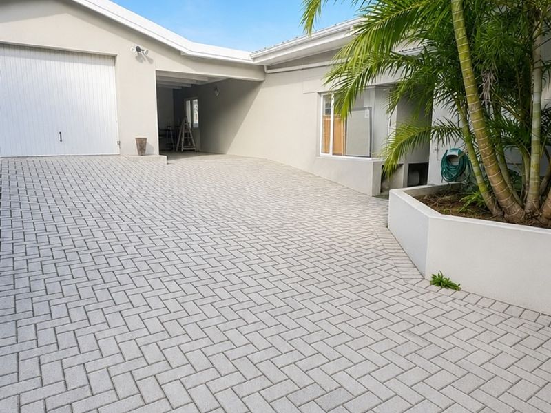 Beautiful Family Home with Mountain Views & Endless Possibilities in the heart of Hermanus  Sandbaai - Photo 3
