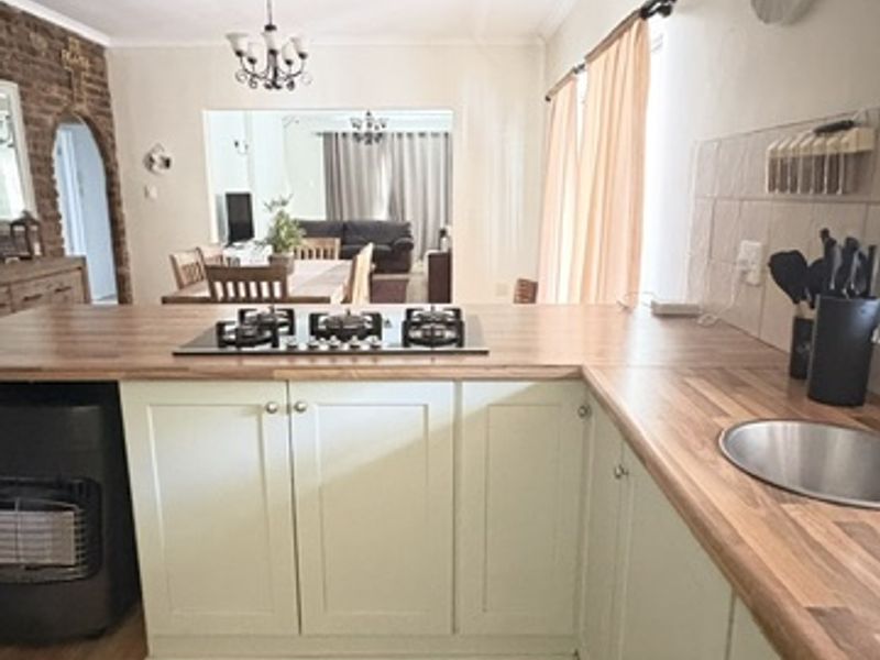Beautiful Family Home with Mountain Views & Endless Possibilities in the heart of Hermanus  Sandbaai - Photo 9