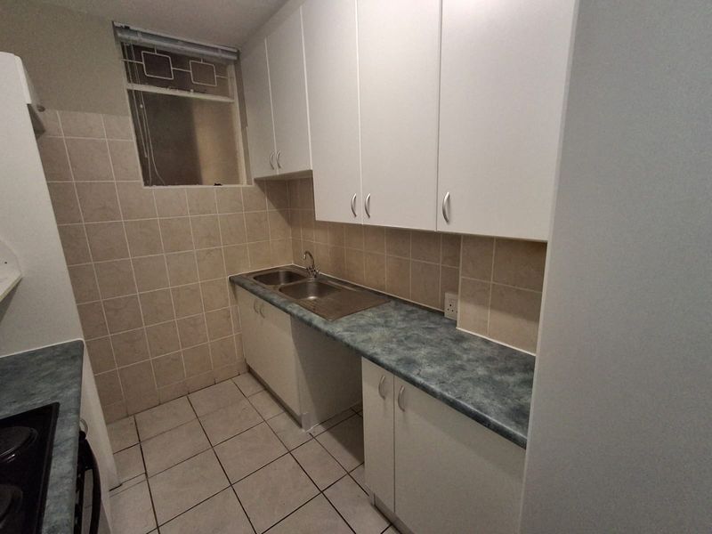 Marine Towers 1 bedroom apartment - Photo 3