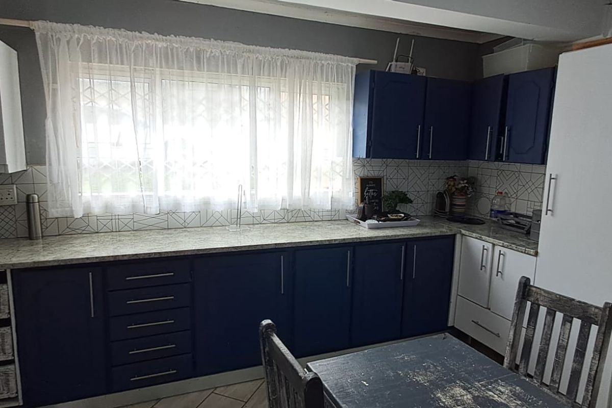 3 Bedroom home with 1.5 bathrooms , entertainment area with a seperat batcelor flat - Photo 3