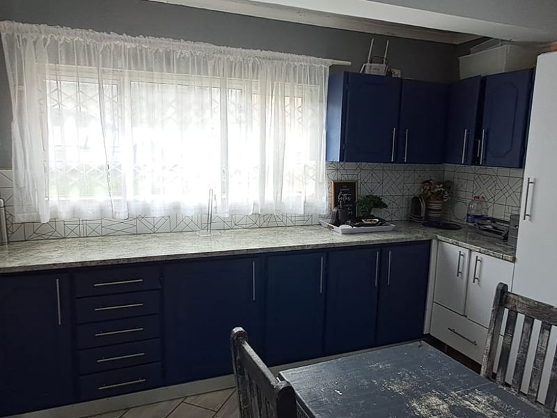 3 Bedroom home with 1.5 bathrooms , entertainment area with a seperat batcelor flat - Photo 3