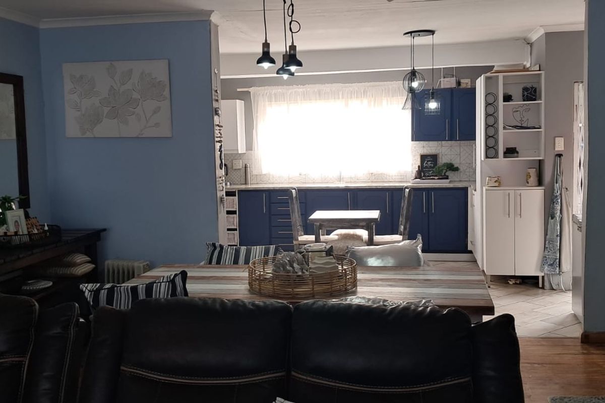 3 Bedroom home with 1.5 bathrooms , entertainment area with a seperat batcelor flat - Photo 4