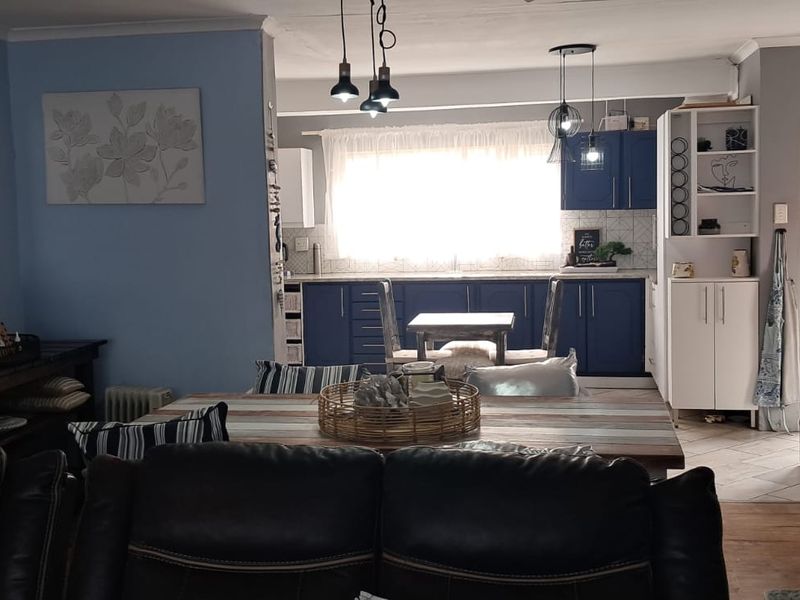 3 Bedroom home with 1.5 bathrooms , entertainment area with a seperat batcelor flat - Photo 4