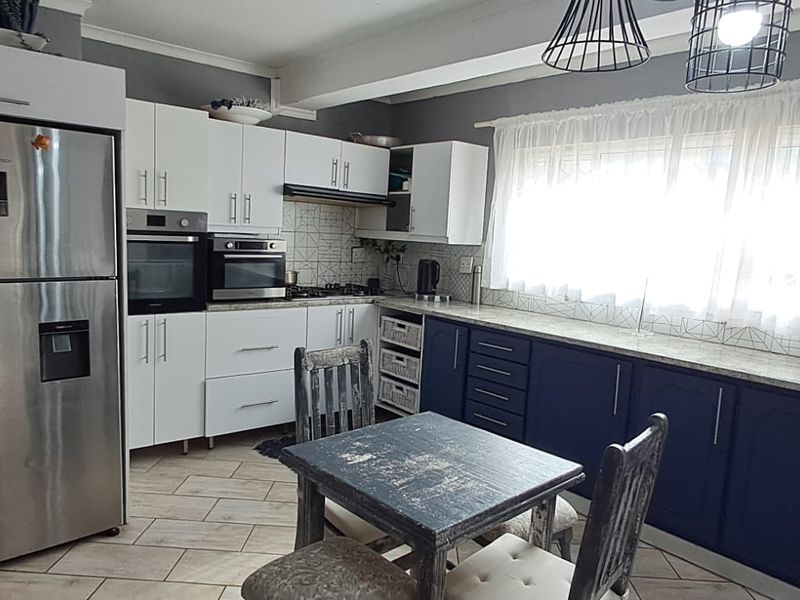 3 Bedroom home with 1.5 bathrooms , entertainment area with a seperat batcelor flat - Photo 1