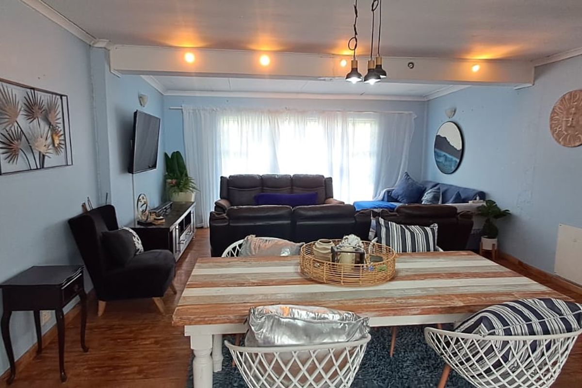 3 Bedroom home with 1.5 bathrooms , entertainment area with a seperat batcelor flat - Photo 2