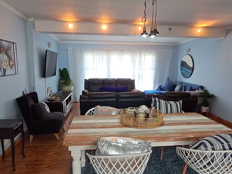 3 Bedroom home with 1.5 bathrooms , entertainment area with a seperat batcelor flat - Photo 2