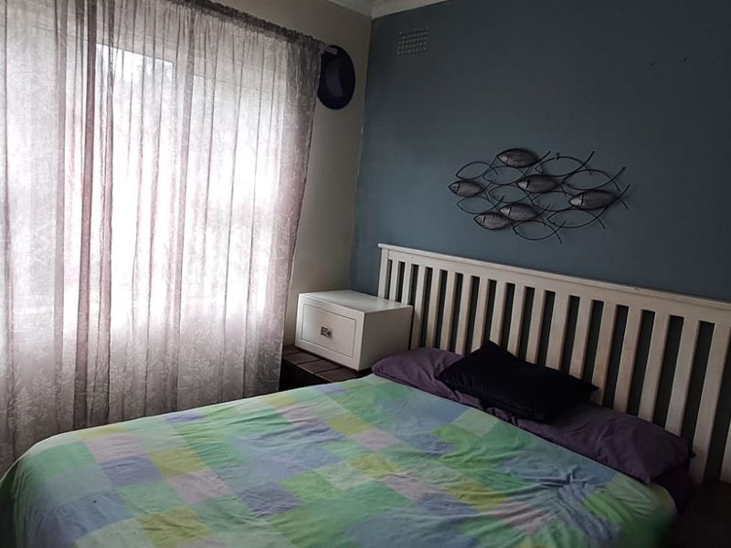 3 Bedroom home with 1.5 bathrooms , entertainment area with a seperat batcelor flat - Photo 9