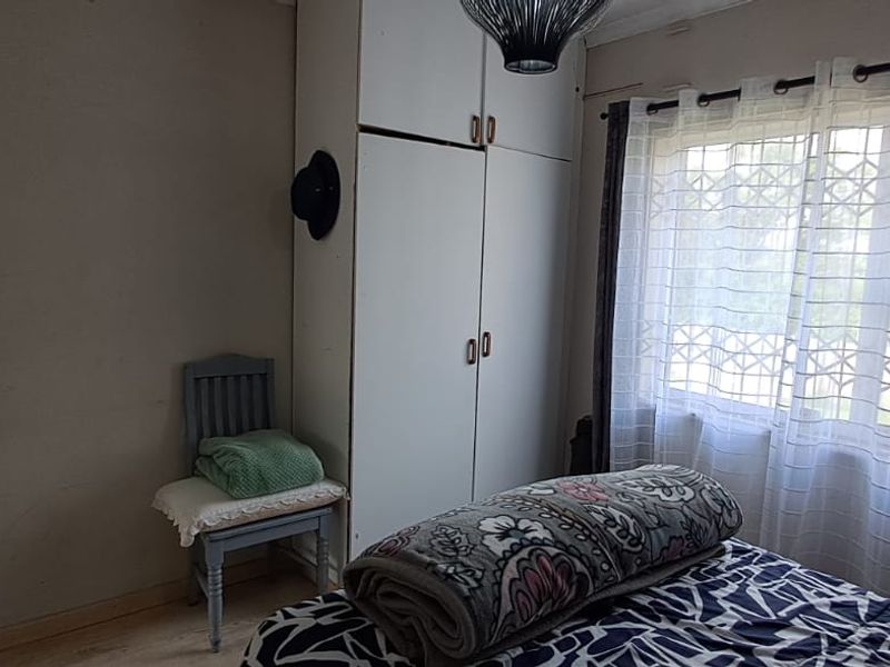 3 Bedroom home with 1.5 bathrooms , entertainment area with a seperat batcelor flat - Photo 7