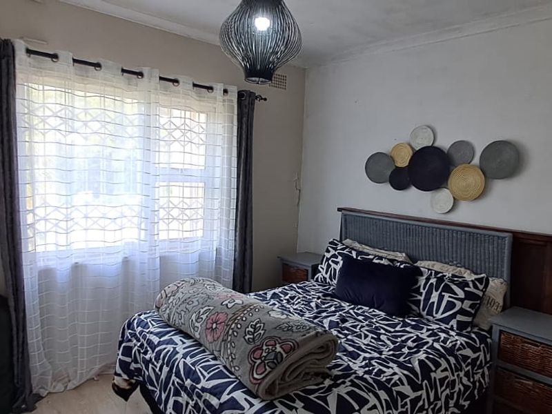 3 Bedroom home with 1.5 bathrooms , entertainment area with a seperat batcelor flat - Photo 6
