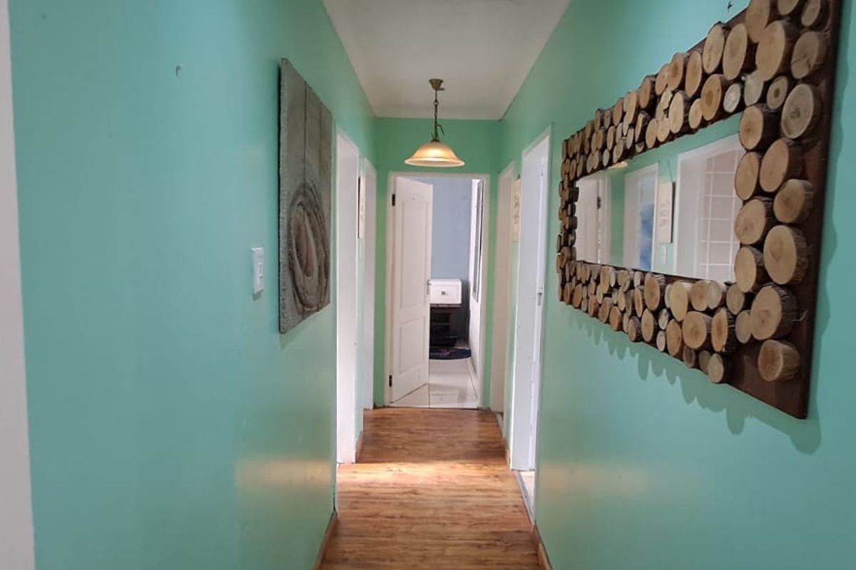 3 Bedroom home with 1.5 bathrooms , entertainment area with a seperat batcelor flat - Photo 5