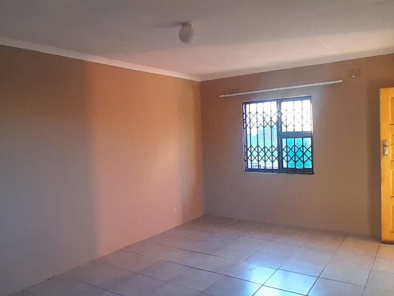 Available One-Room Apartment for Rent - Photo 3