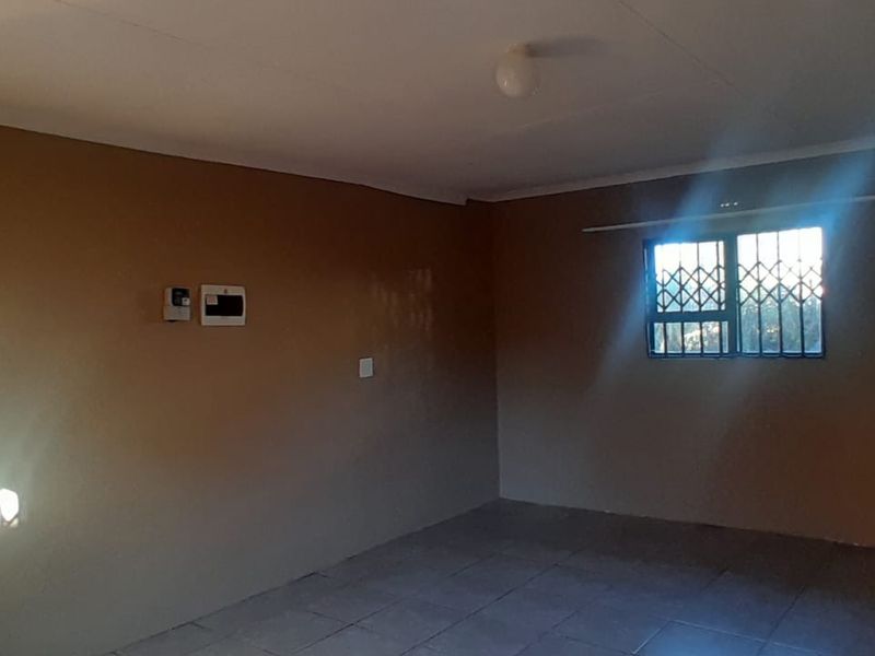 Available One-Room Apartment for Rent - Photo 4