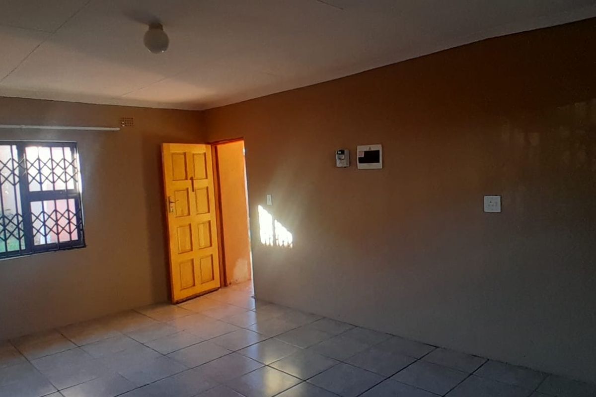 Available One-Room Apartment for Rent - Photo 2