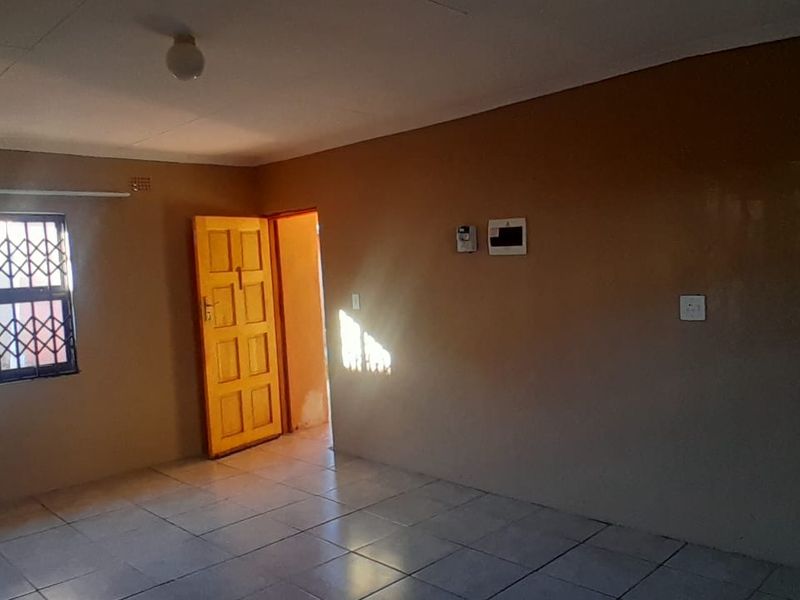 Available One-Room Apartment for Rent - Photo 2