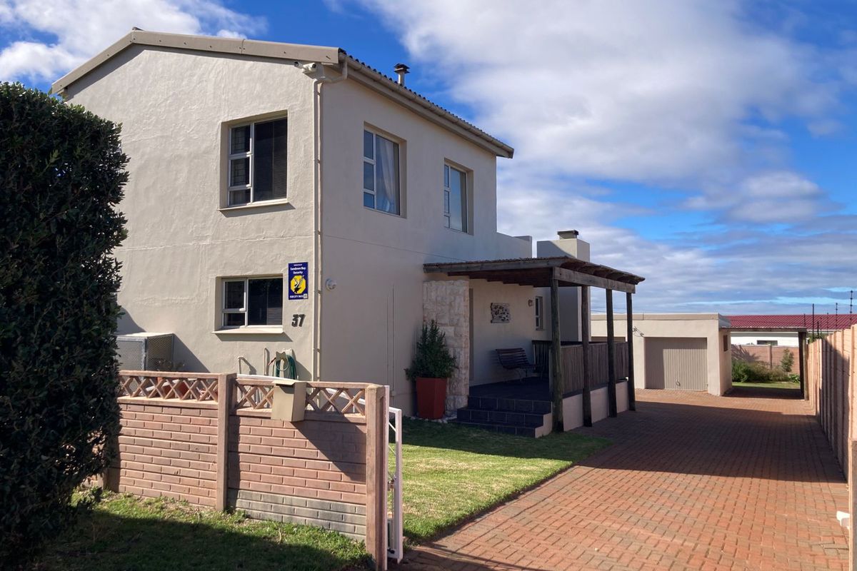 Spacious, Sunny & Beautifully Maintained - Photo 2